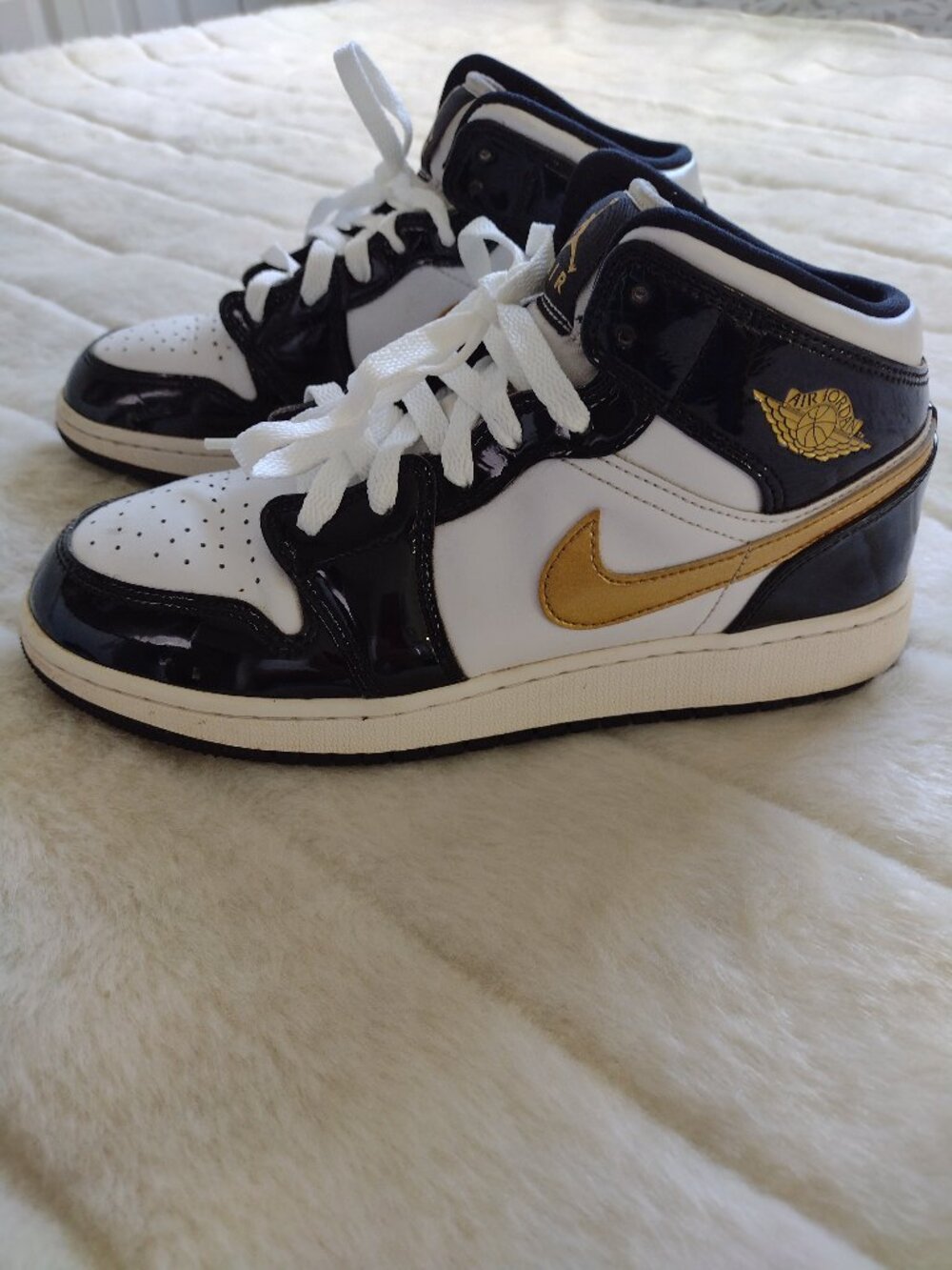 Nike Air Jordon 1 Mid Boys Size 7Y Patent Black White Gold Sneakers BQ6931-007